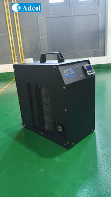 Refroidisseur liquide thermoélectrique compact avec dissipateurs de chaleur à haute densité et ventilateurs de nom pour la dissipation de chaleur en laboratoire